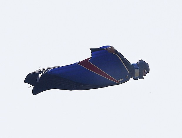 Roupa especial permite saltar sem paraquedas